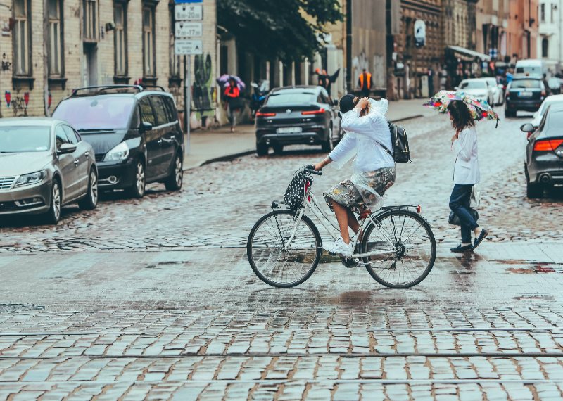 Circuler à vélo sous la pluie : protections étanches et housses de pluie